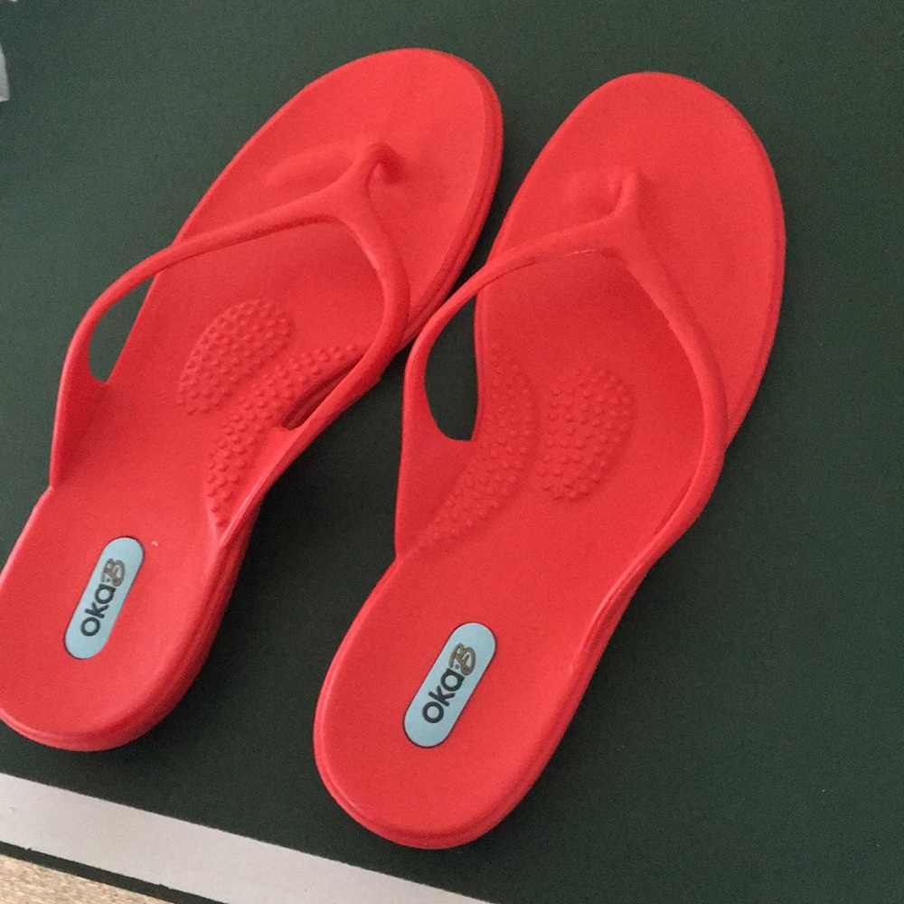 Oka B flip flops size medium